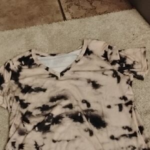 Source Unknown Black and Cream V-Neck Tee